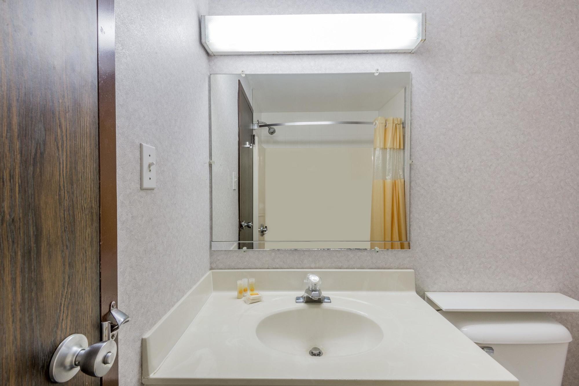 Days Inn By Wyndham Berlin Meriden Ngoại thất bức ảnh