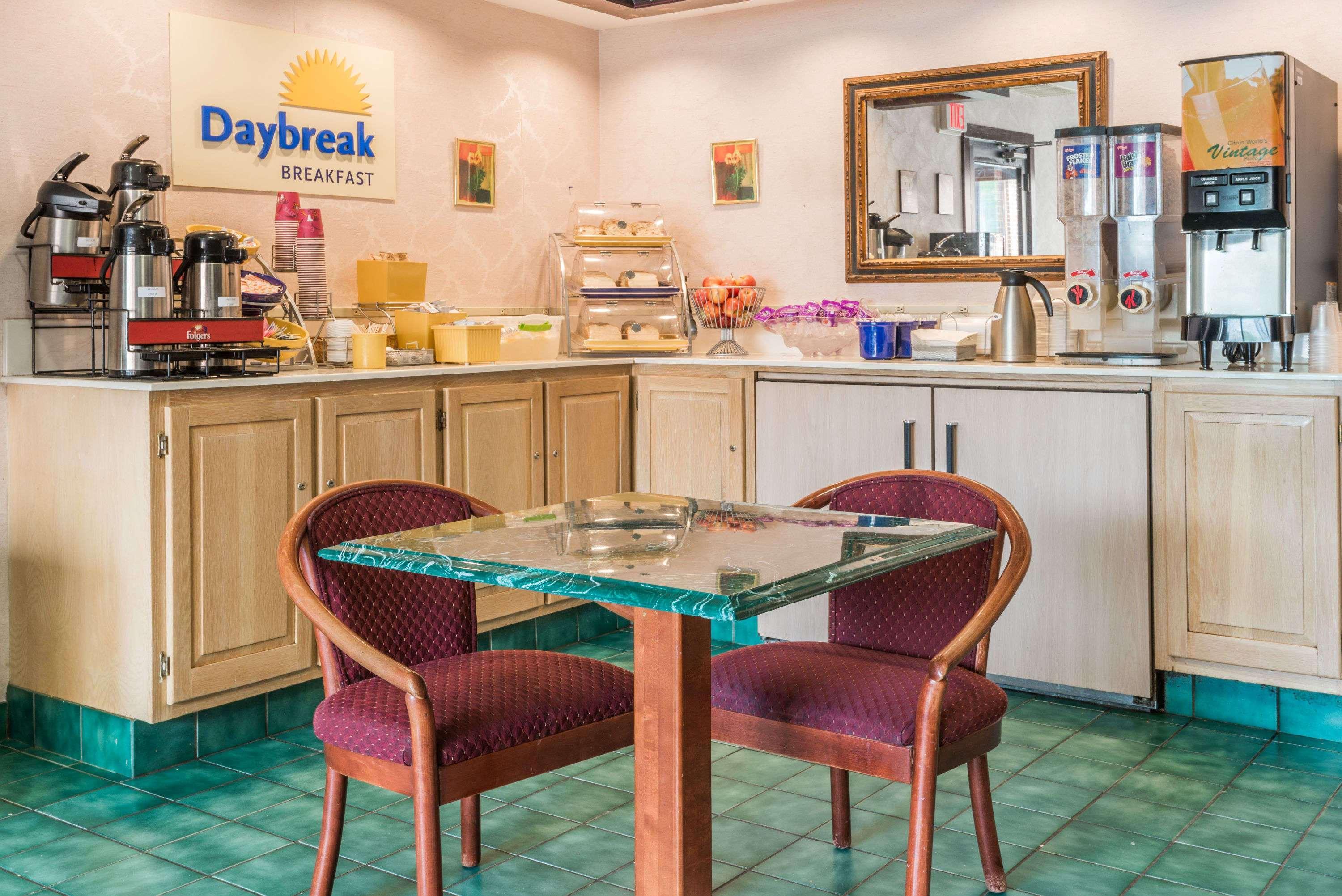 Days Inn By Wyndham Berlin Meriden Ngoại thất bức ảnh