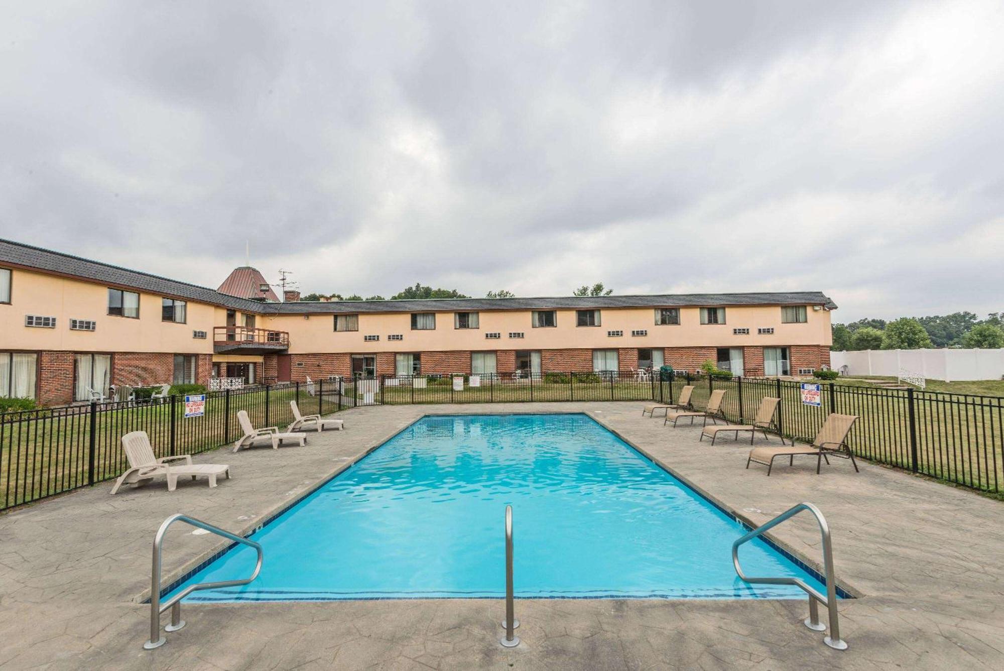 Days Inn By Wyndham Berlin Meriden Ngoại thất bức ảnh