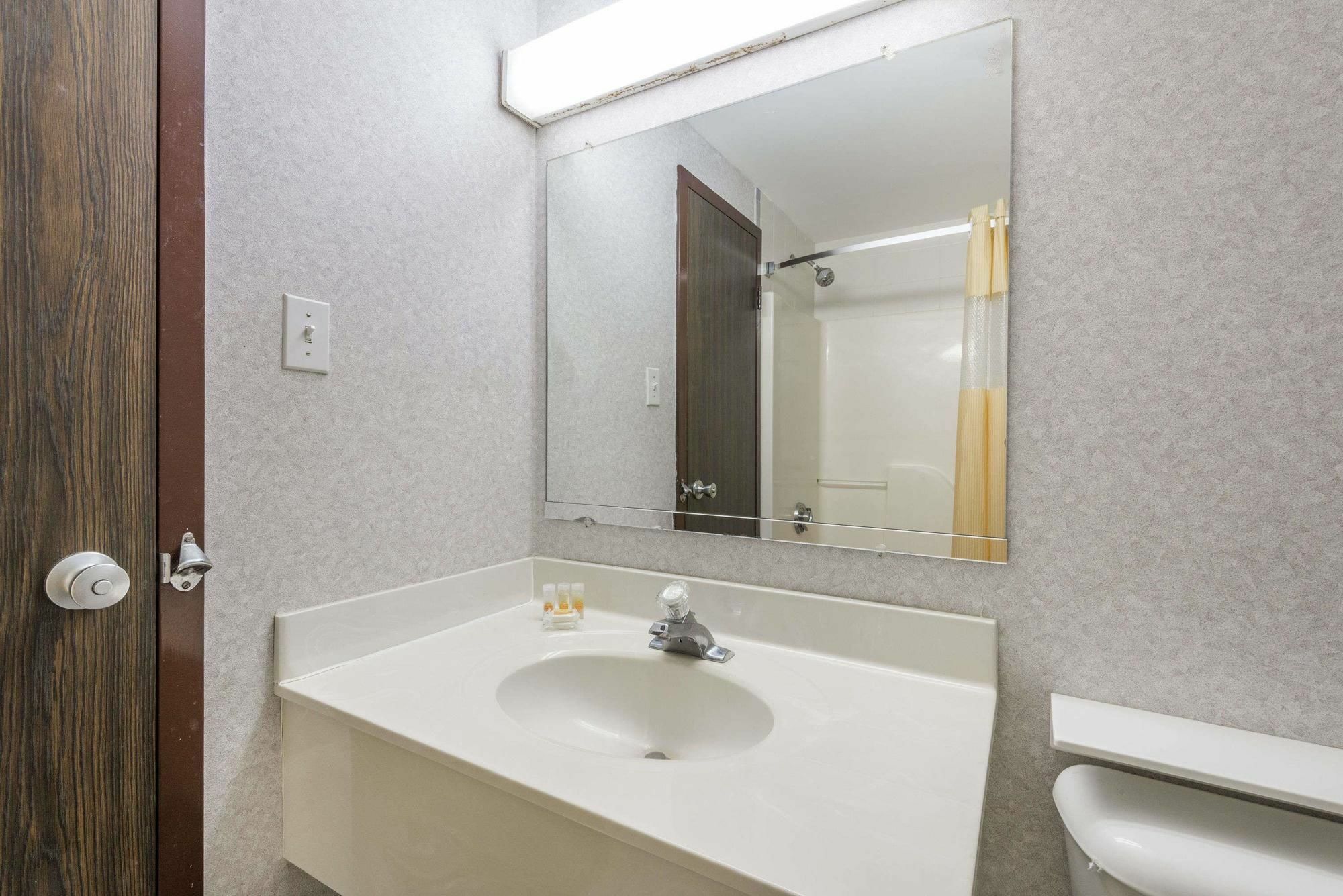 Days Inn By Wyndham Berlin Meriden Ngoại thất bức ảnh